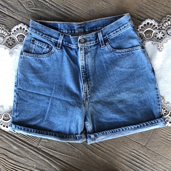 Women’s Vintage Levi’s Hi Waist Denim Shorts - Picture 2 of 4
